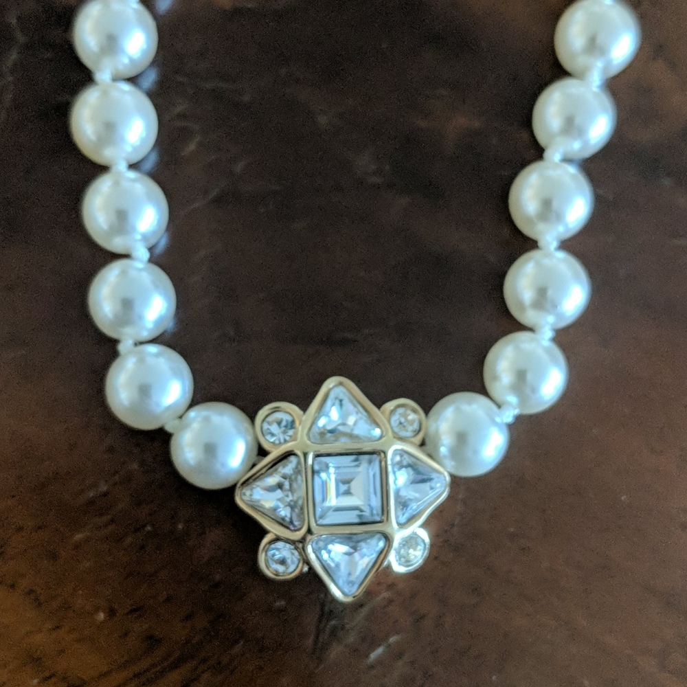 Pearl necklace, short .Crystals in gold setting